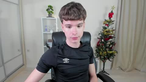 Snapshot of calvin_loves_you chatting on 12-17-24, 10:11 Hey I am Calvin online show from 12-17-24, 10:11