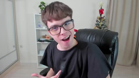 Snapshot of calvin_loves_you chatting on 12-22-24, 07:10 Hey I am Calvin online show from 12-22-24, 07:10