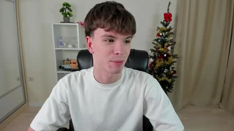 Snapshot of calvin_loves_you chatting on 12-27-24, 07:03 Hey I am Calvin online show from 12-27-24, 07:03