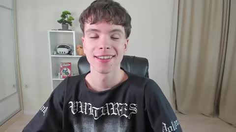 Snapshot of calvin_loves_you chatting on 02-11-25, 07:16 Hey I am Calvin online show from 02-11-25, 07:16