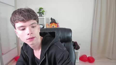 Snapshot of calvin_loves_you chatting on 02-16-25, 07:05 Hey I am Calvin online show from 02-16-25, 07:05