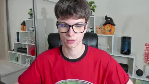 Snapshot of calvin_loves_you chatting on 02-21-25, 07:10 Hey I am Calvin online show from 02-21-25, 07:10