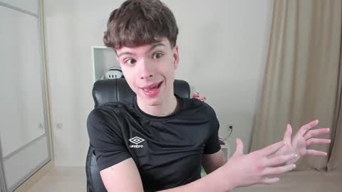 Snapshot of calvin_loves_you chatting on 02-22-25, 07:14 Hey I am Calvin online show from 02-22-25, 07:14