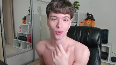 Snapshot of calvin_loves_you chatting on 02-23-25, 10:09 Hey I am Calvin online show from 02-23-25, 10:09