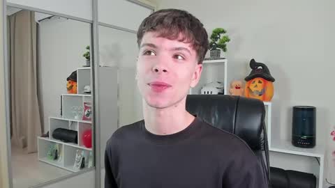 Snapshot of calvin_loves_you chatting on 03-04-25, 07:11 Hey I am Calvin online show from 03-04-25, 07:11