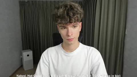 Snapshot of calvin_loves_you chatting on 10-26-25, 02:01 Hey I am Calvin online show from 10-26-25, 02:01