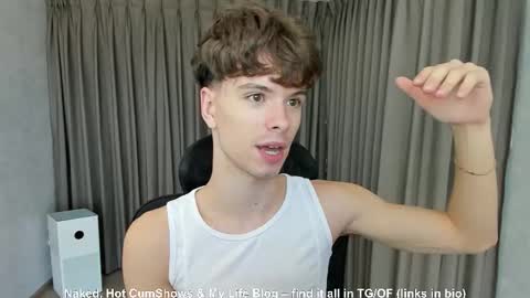 Snapshot of calvin_loves_you chatting on 11-23-25, 07:08 Hey I am Calvin online show from 11-23-25, 07:08