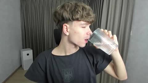 Snapshot of calvin_loves_you chatting on 11-29-25, 02:20 Hey I am Calvin online show from 11-29-25, 02:20