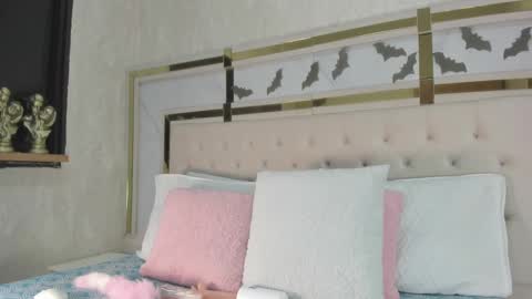 Snapshot of cameron_hearts chatting on 10-18-25, 11:44 cameron_hearts online show from 10-18-25, 11:44