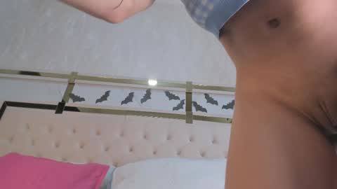 Snapshot of cameron_hearts chatting on 10-27-25, 12:20 cameron_hearts online show from 10-27-25, 12:20