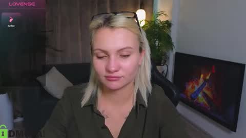 Snapshot of cameron_loving chatting on 10-22-25, 09:20 Cameron online show from 10-22-25, 09:20