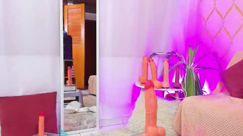 Snapshot of cami_evanns chatting on 09-26-25, 05:44 Camila online show from 09-26-25, 05:44