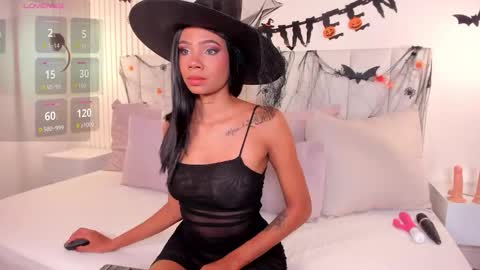 Snapshot of camila_moretti chatting on 10-31-25, 11:44 Camila online show from 10-31-25, 11:44