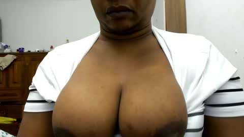 Snapshot of camila_sandoval_01 chatting on 11-24-25, 10:48 Camila online show from 11-24-25, 10:48