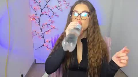 Snapshot of camilla_xo_ chatting on 12-14-25, 06:19 Camilla online show from 12-14-25, 06:19