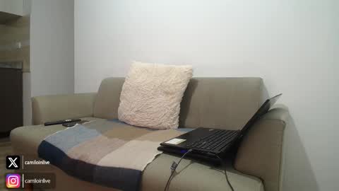 Snapshot of camiloinlive chatting on 10-25-25, 02:35 camiloinlive online show from 10-25-25, 02:35