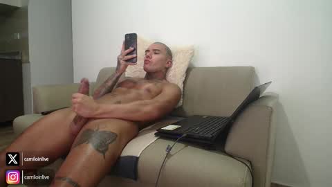 Snapshot of camiloinlive chatting on 10-28-25, 01:42 camiloinlive online show from 10-28-25, 01:42