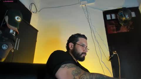 Snapshot of camilomayer chatting on 12-22-25, 04:48 Camilo online show from 12-22-25, 04:48