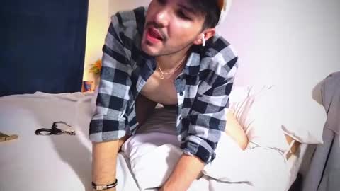 Snapshot of camilosaennz chatting on 02-11-25, 01:10 camilo online show from 02-11-25, 01:10