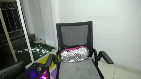 Snapshot of candacesxhot chatting on 02-05-25, 03:55 cumorsmooke online show from 02-05-25, 03:55