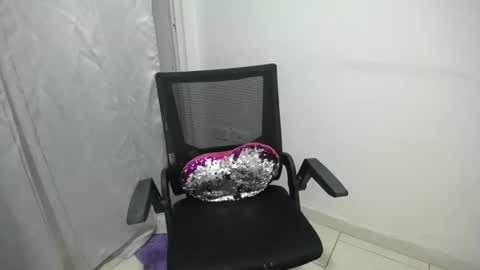 Snapshot of candacesxhot chatting on 02-22-25, 05:12 cumorsmooke online show from 02-22-25, 05:12