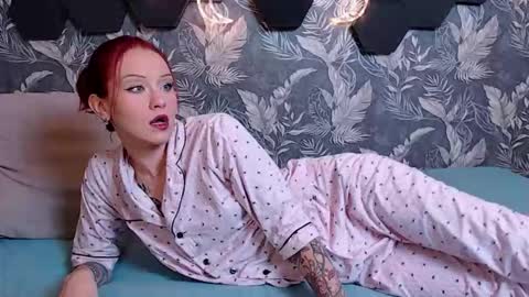 Mia online show from 10-07-25, 03:58