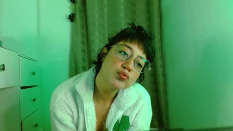Snapshot of caraenaranja chatting on 10-11-25, 12:43 Amy online show from 10-11-25, 12:43