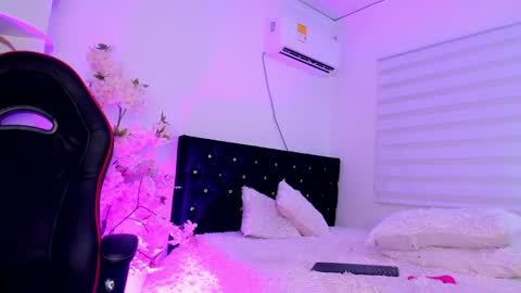 Snapshot of caramelo_exotico chatting on 12-23-24, 09:27 Caramel online show from 12-23-24, 09:27