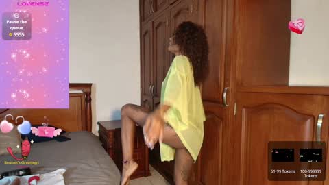 Snapshot of carameloo_06 chatting on 12-29-24, 02:38 carolina online show from 12-29-24, 02:38