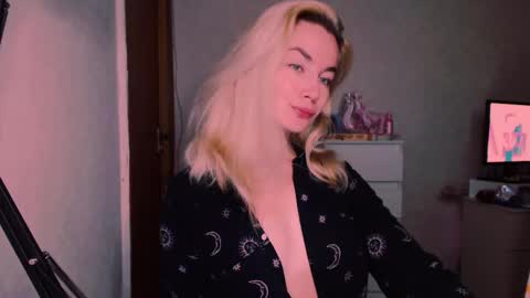 Snapshot of carinfox chatting on 09-14-25, 02:54 Carin online show from 09-14-25, 02:54