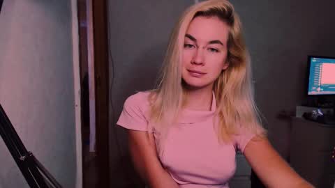 Snapshot of carinfox chatting on 09-16-25, 06:58 Carin online show from 09-16-25, 06:58