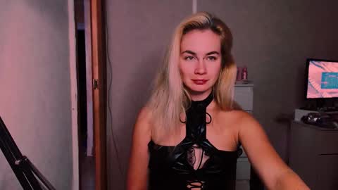 Snapshot of carinfox chatting on 09-16-25, 08:43 Carin online show from 09-16-25, 08:43