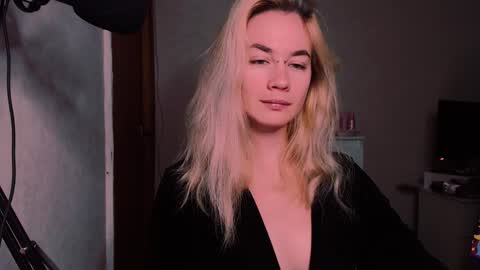 Snapshot of carinfox chatting on 09-19-25, 04:03 Carin online show from 09-19-25, 04:03