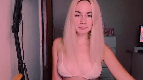 Snapshot of carinfox chatting on 09-23-25, 07:17 Carin online show from 09-23-25, 07:17