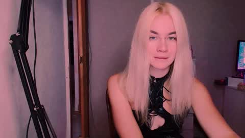 Snapshot of carinfox chatting on 09-30-25, 06:02 Carin online show from 09-30-25, 06:02