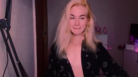 Snapshot of carinfox chatting on 10-01-25, 07:42 Carin online show from 10-01-25, 07:42