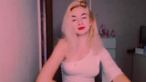 Snapshot of carinfox chatting on 10-05-25, 08:12 Carin online show from 10-05-25, 08:12