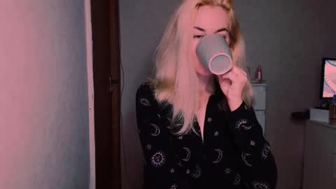 Snapshot of carinfox chatting on 10-06-25, 05:27 Carin online show from 10-06-25, 05:27