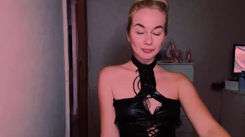 Snapshot of carinfox chatting on 10-06-25, 07:33 Carin online show from 10-06-25, 07:33