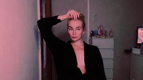 Snapshot of carinfox chatting on 10-07-25, 07:44 Carin online show from 10-07-25, 07:44