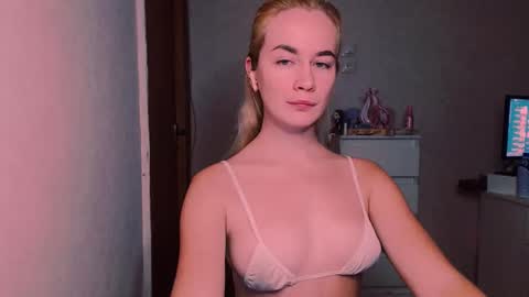 Snapshot of carinfox chatting on 10-08-25, 07:50 Carin online show from 10-08-25, 07:50