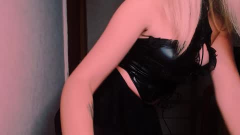 Snapshot of carinfox chatting on 10-09-25, 03:15 Carin online show from 10-09-25, 03:15