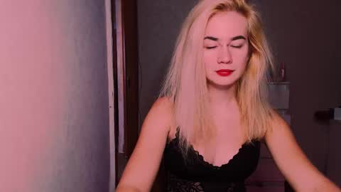 Snapshot of carinfox chatting on 10-13-25, 07:52 Carin online show from 10-13-25, 07:52