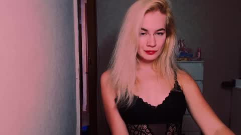 Snapshot of carinfox chatting on 10-13-25, 07:58 Carin online show from 10-13-25, 07:58