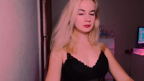 Snapshot of carinfox chatting on 10-14-25, 08:20 Carin online show from 10-14-25, 08:20