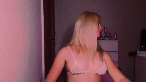 Snapshot of carinfox chatting on 10-17-25, 05:48 Carin online show from 10-17-25, 05:48