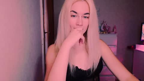 Snapshot of carinfox chatting on 10-21-25, 07:25 Carin online show from 10-21-25, 07:25