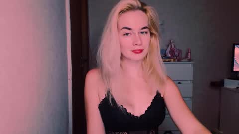 Snapshot of carinfox chatting on 10-22-25, 07:02 Carin online show from 10-22-25, 07:02