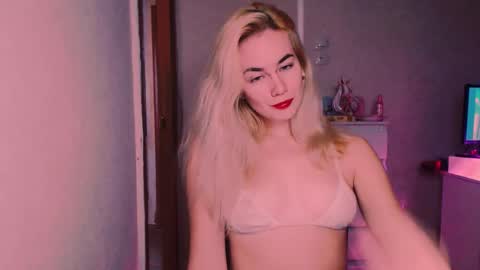 Snapshot of carinfox chatting on 10-24-25, 07:49 Carin online show from 10-24-25, 07:49