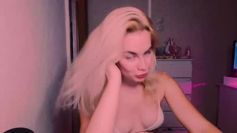 Snapshot of carinfox chatting on 10-26-25, 07:42 Carin online show from 10-26-25, 07:42